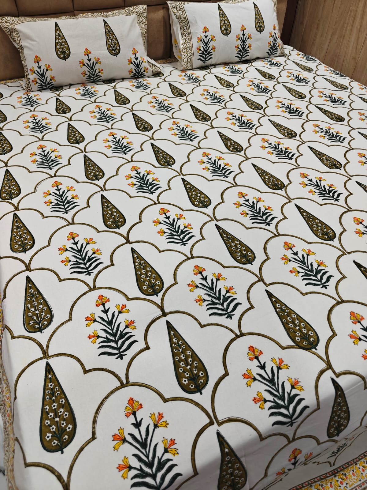 Handblock Printed 100% Cotton 250 TC King Bedsheet Set with 2 Pillow Covers - Kesari Mehraab