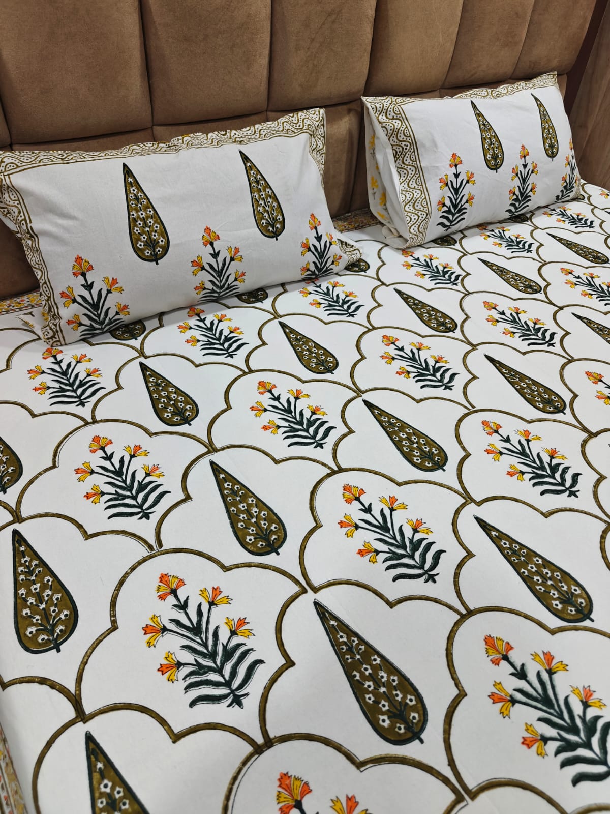 Handblock Printed 100% Cotton 250 TC King Bedsheet Set with 2 Pillow Covers - Kesari Mehraab
