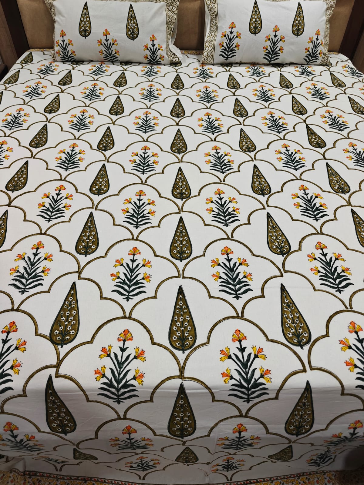 Handblock Printed 100% Cotton 250 TC King Bedsheet Set with 2 Pillow Covers - Kesari Mehraab