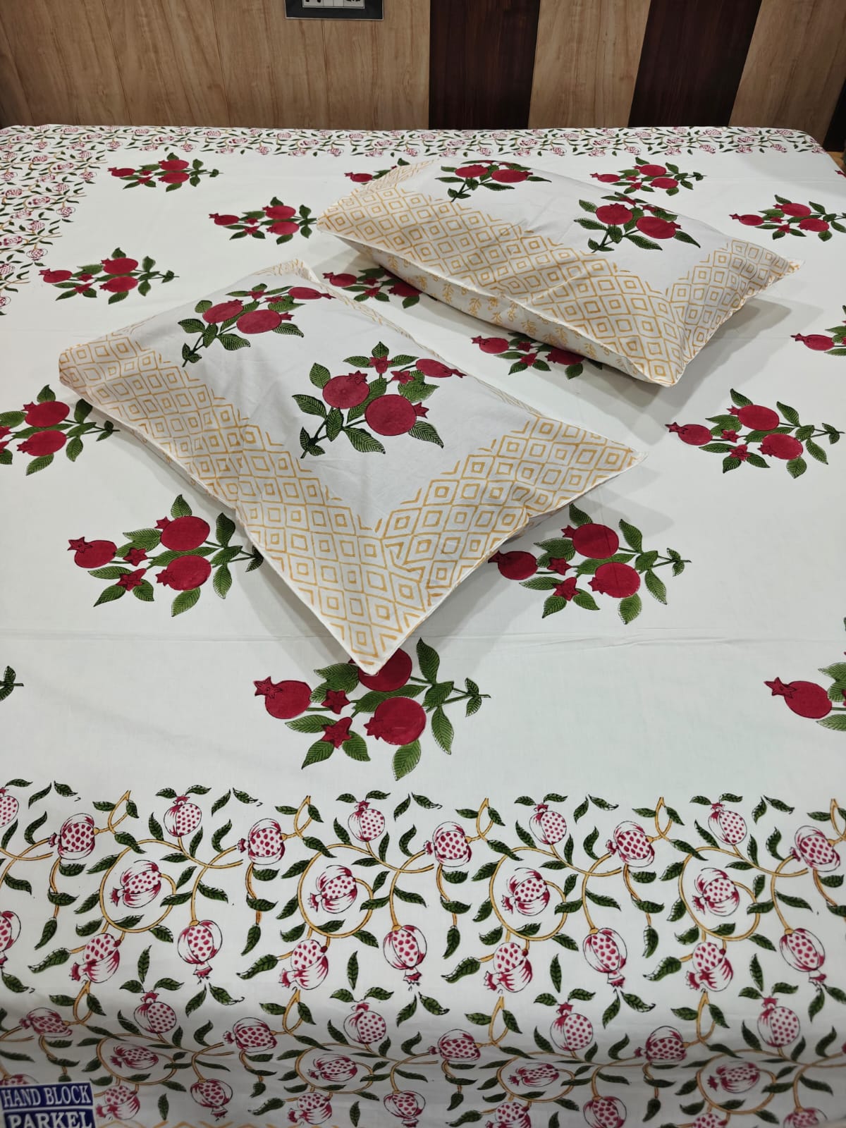 350 TC Handblock Percale Cotton King Bedsheet Set with 2 Pillow Covers - Anar Bagh
