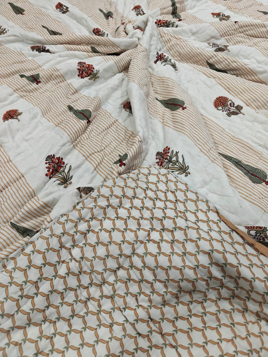 Premium Reversible Mulmul King Quilt - Sunehri Aranya