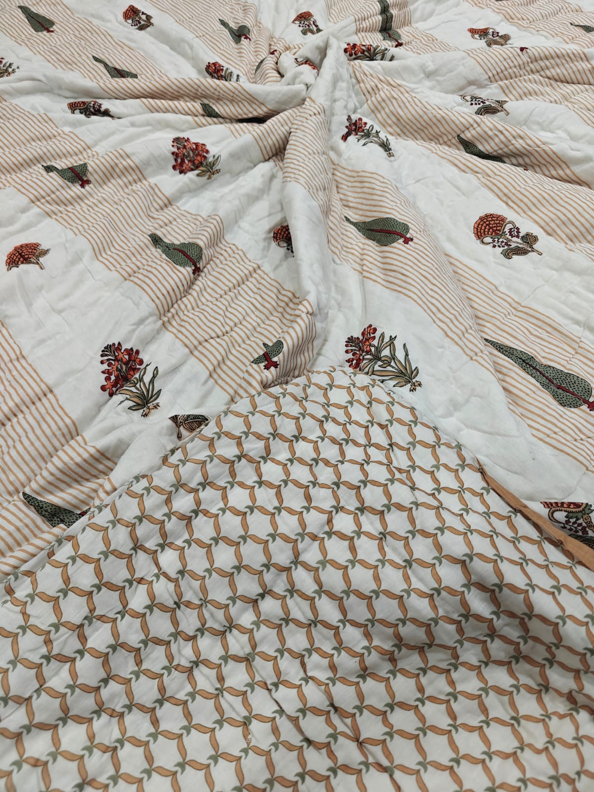 Premium Reversible Mulmul King Quilt - Sunehri Aranya