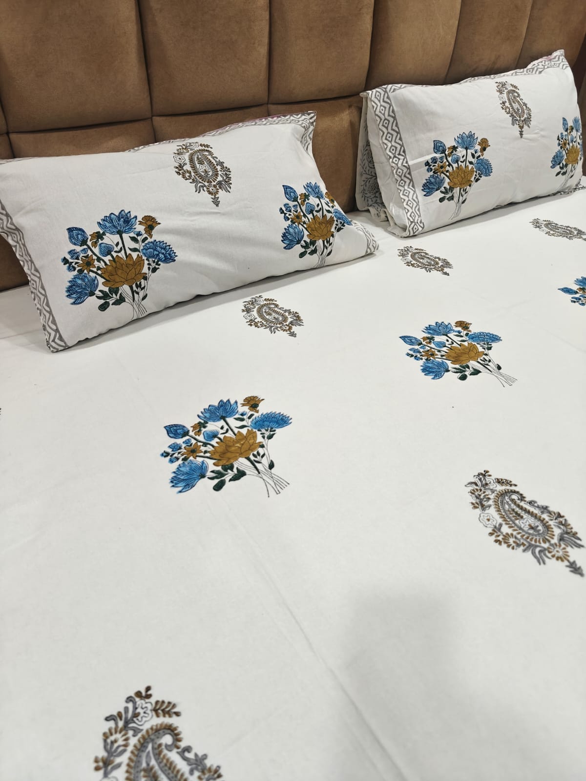 Handblock Printed 100% Cotton Super King Bedsheet Set - Neel Kamal Bouquet